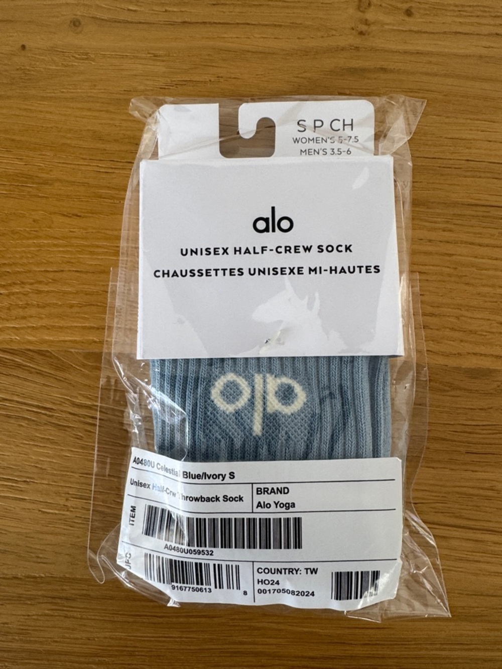 ALO Yoga Unisex Half-Crew Sock in Blue and Ivory